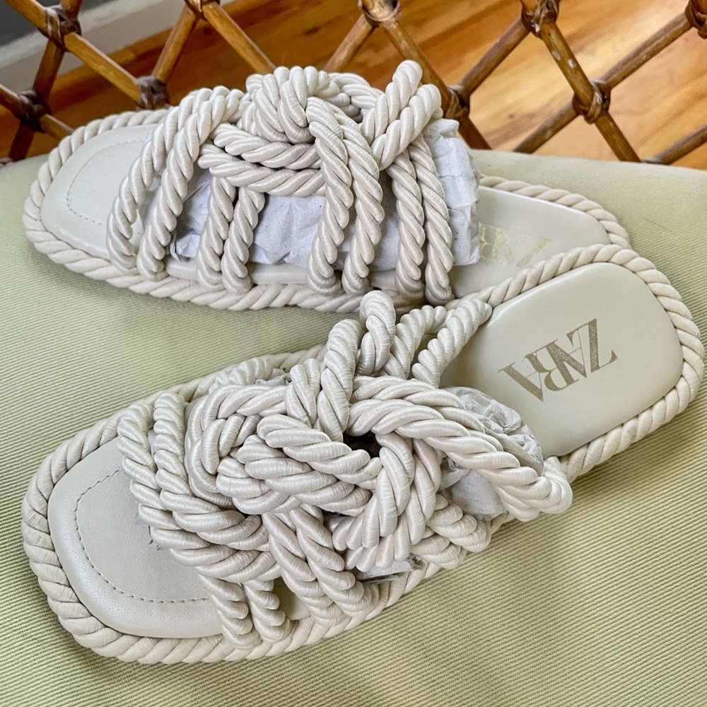 ✨Zara LOW HEEL KNOTTED SANDAL |
OFF WHITE SIZE: Size: 7/5 🐚 - Picture 5 of 10